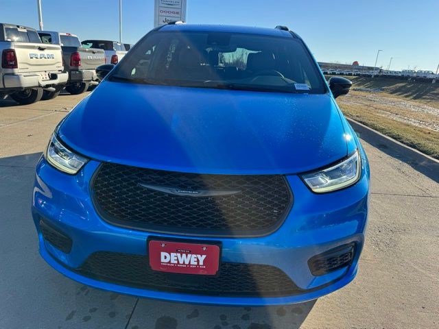 New 2026 Chrysler Pacifica Select image 2