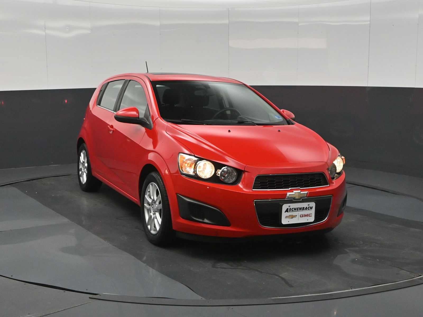 Used 2015 Chevrolet Sonic LT w/ Fun and Sun Package FWD image 2