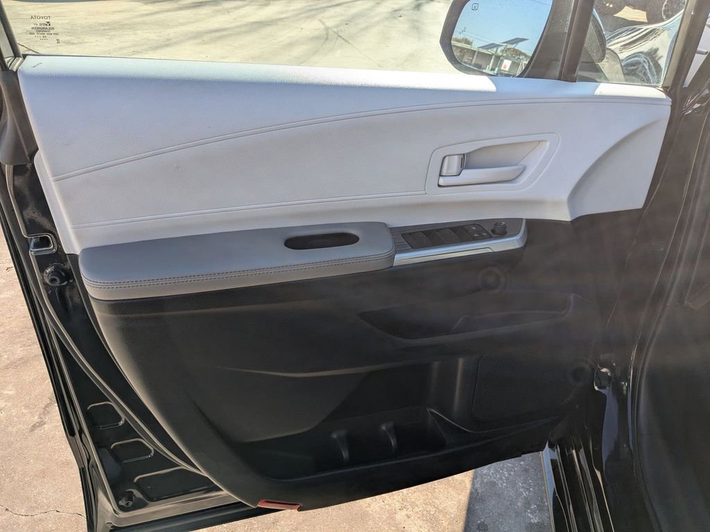 Used 2025 Toyota Sienna LE image 11