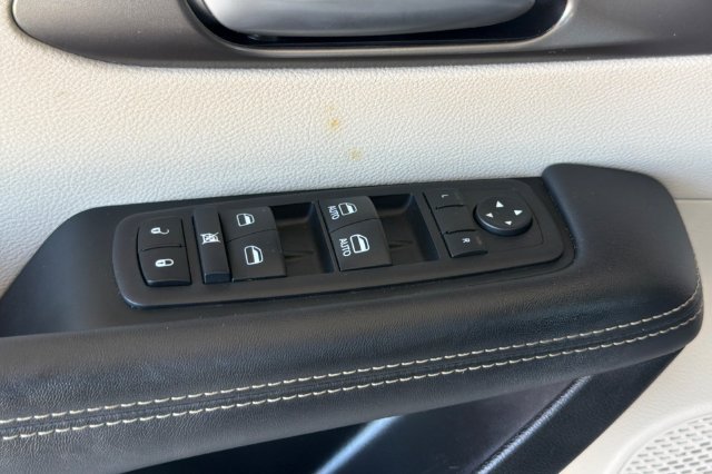 Used 2024 Chrysler Pacifica Limited FWD image 12