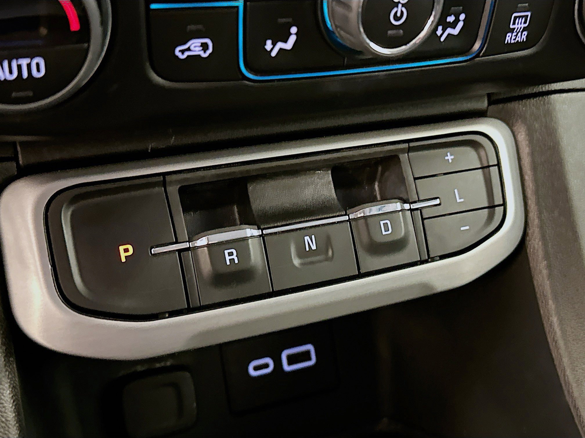 Used 2023 GMC Acadia SLE w/ Driver Convenience Package image 25