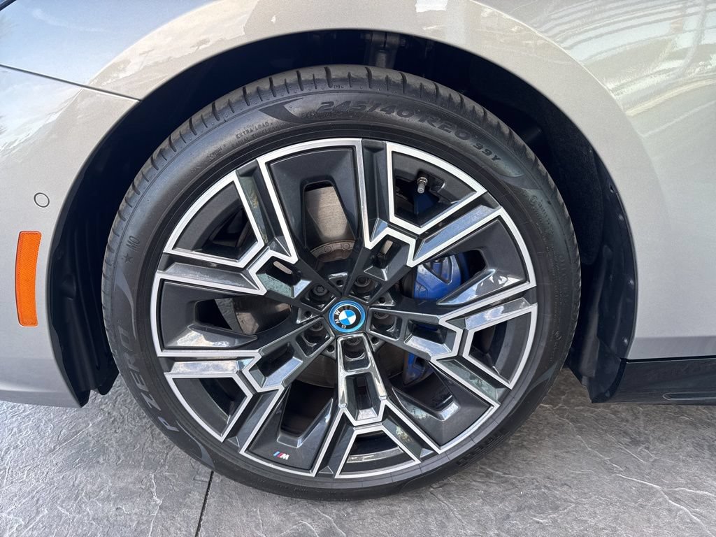 Used 2025 BMW i5 eDrive40i w/ M Sport Package RWD image 5
