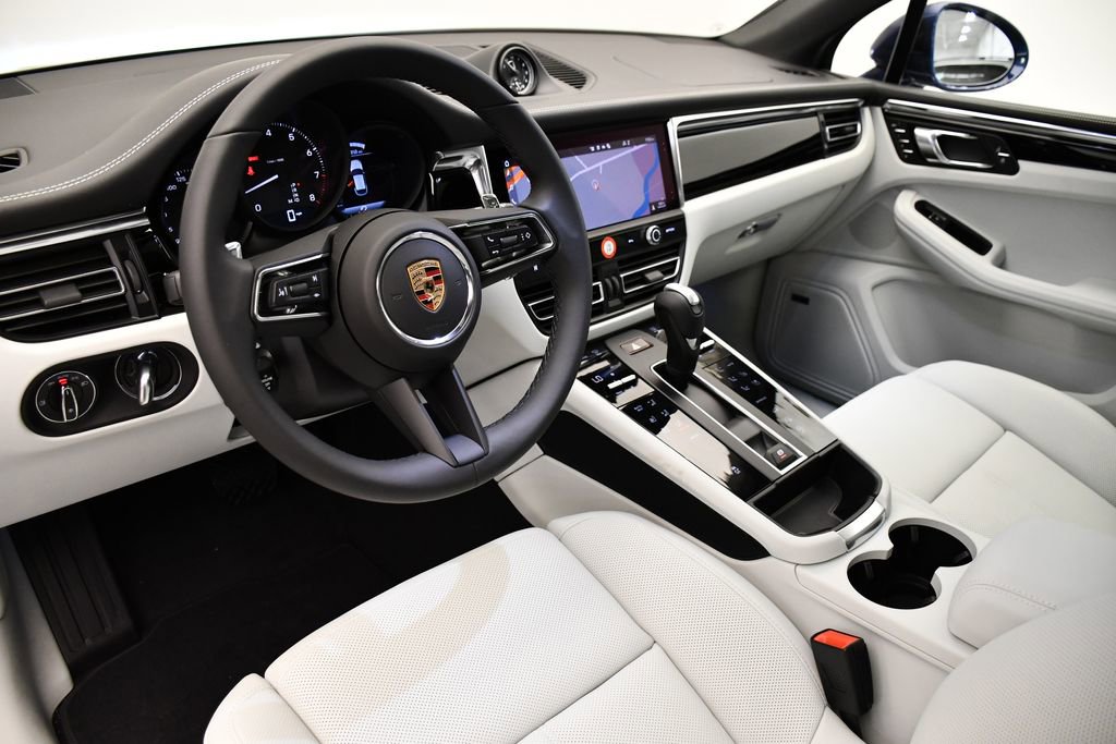 Certified 2025 Porsche Macan image 4