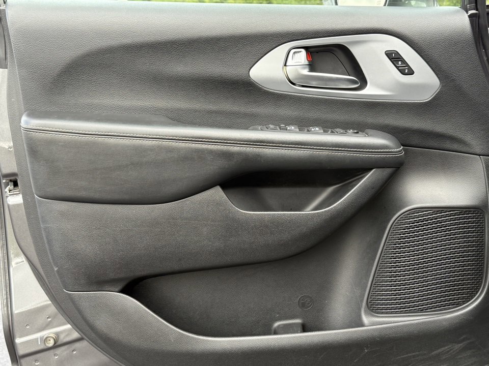 Used 2020 Chrysler Pacifica Touring-L Plus image 20