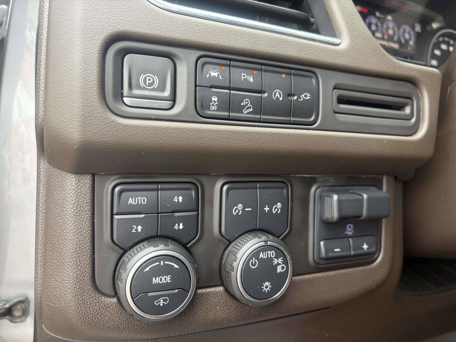Used 2021 Chevrolet Tahoe Z71 w/ Z71 Off-Road Package AWD/4WD image 17
