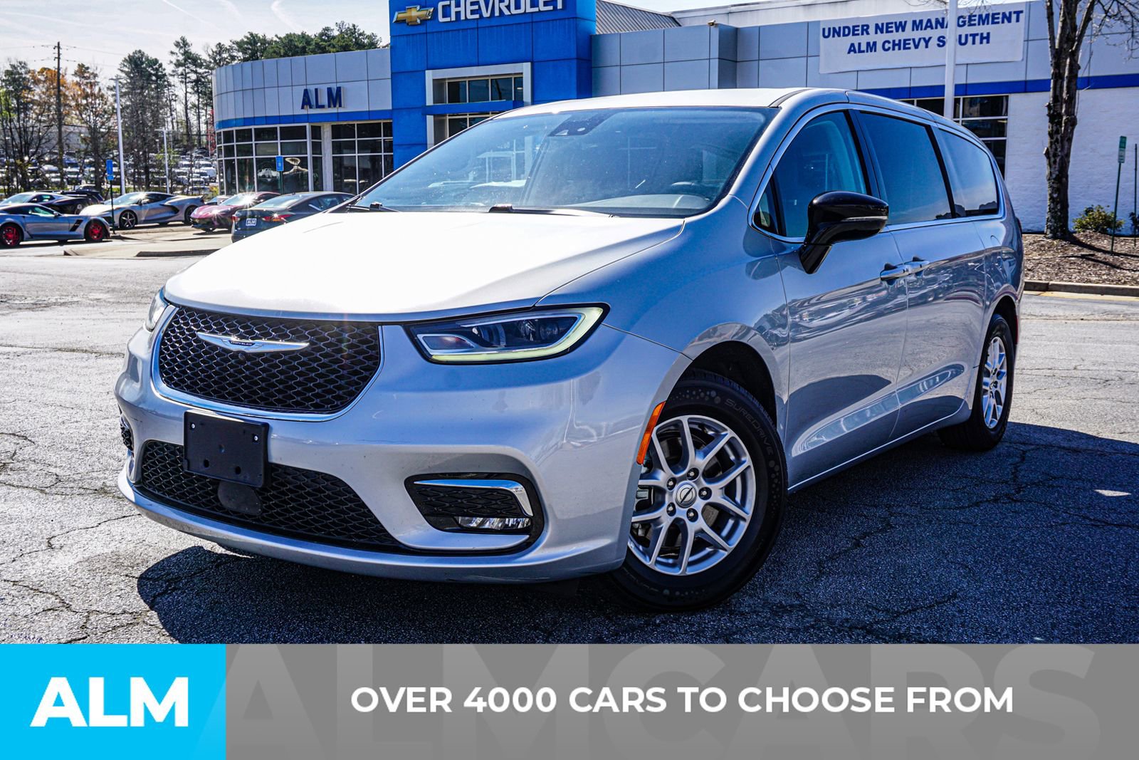 Used 2024 Chrysler Pacifica Touring-L image 3