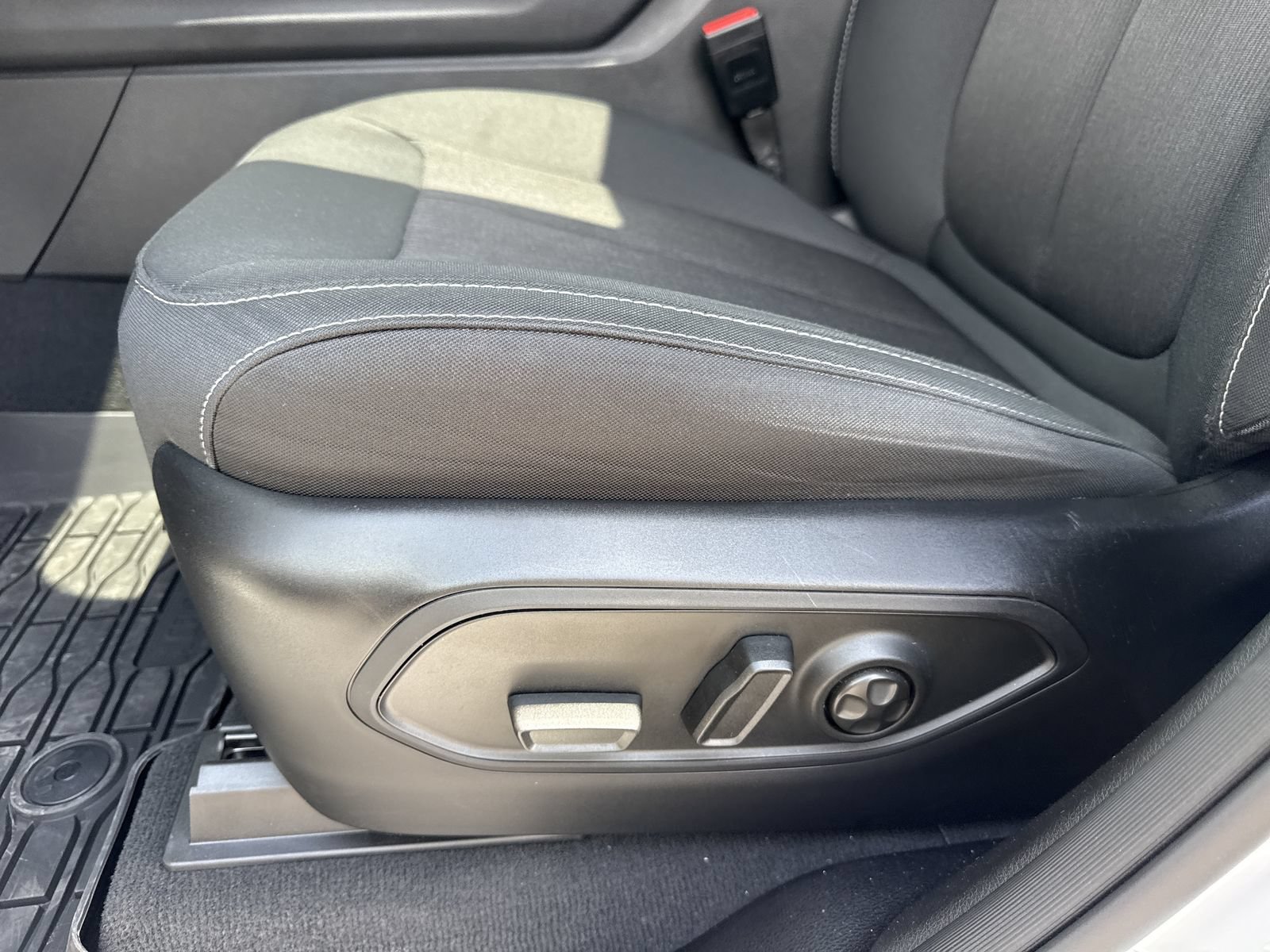 Used 2024 Jeep Grand Cherokee Laredo X w/ Luxury Tech Group I AWD/4WD image 18