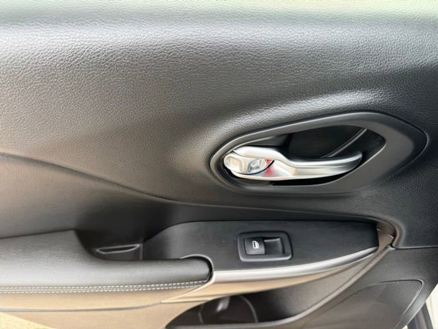 Used 2019 Jeep Cherokee Latitude w/ Popular Appearance Group image 16