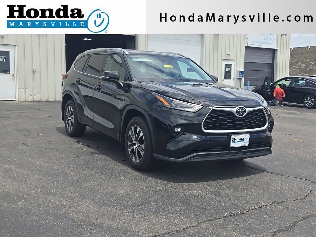 Used 2021 Toyota Highlander XLE AWD/4WD image 1