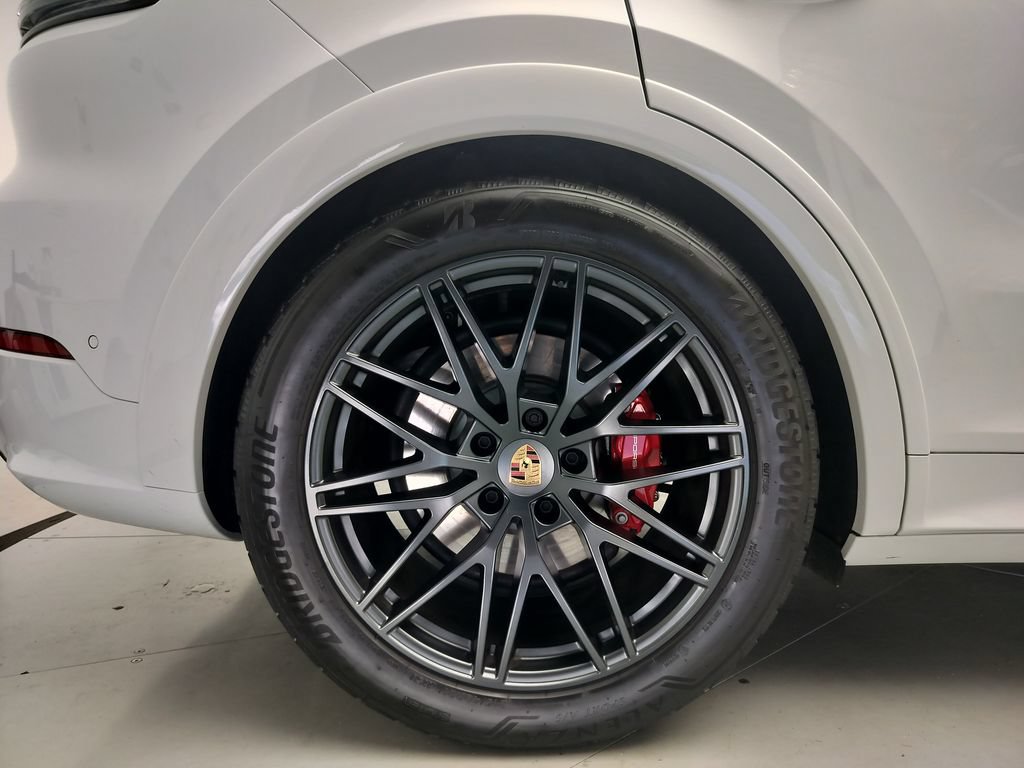Certified 2025 Porsche Cayenne GTS AWD/4WD image 28