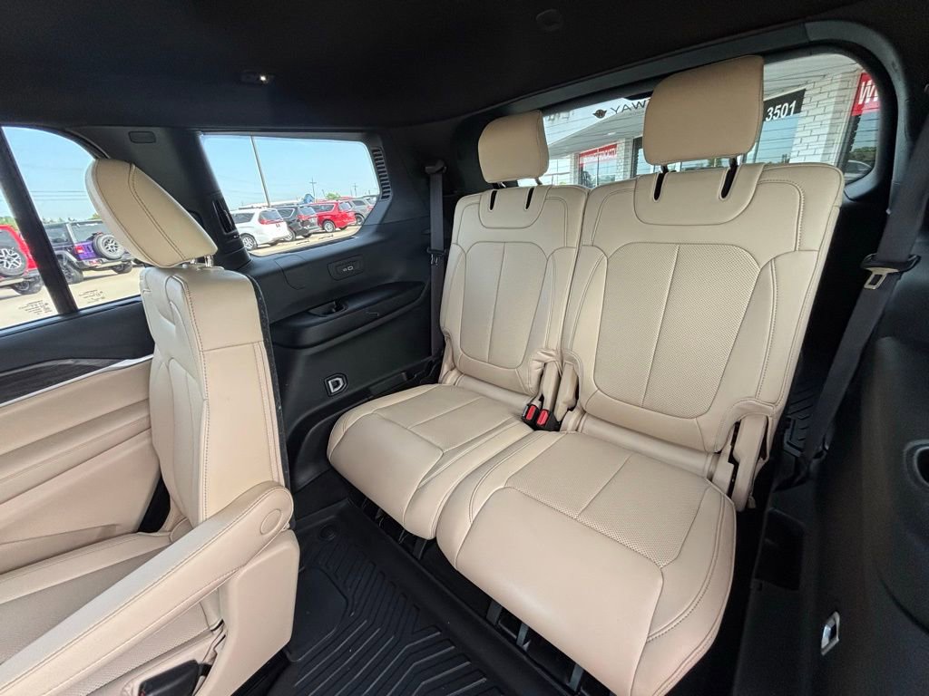 Used 2025 Jeep Grand Cherokee L Limited w/ Luxury Tech Group II image 10