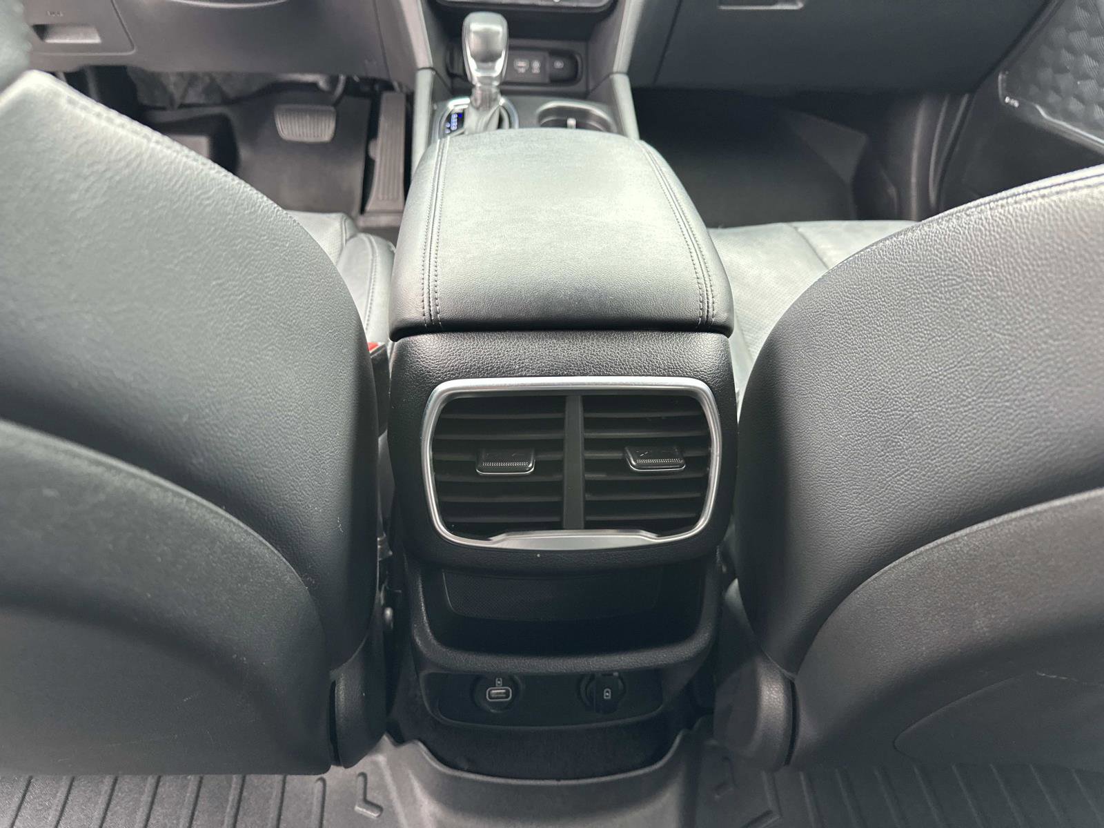 Used 2020 Hyundai Santa Fe SEL w/ Convenience + Premium Package image 17