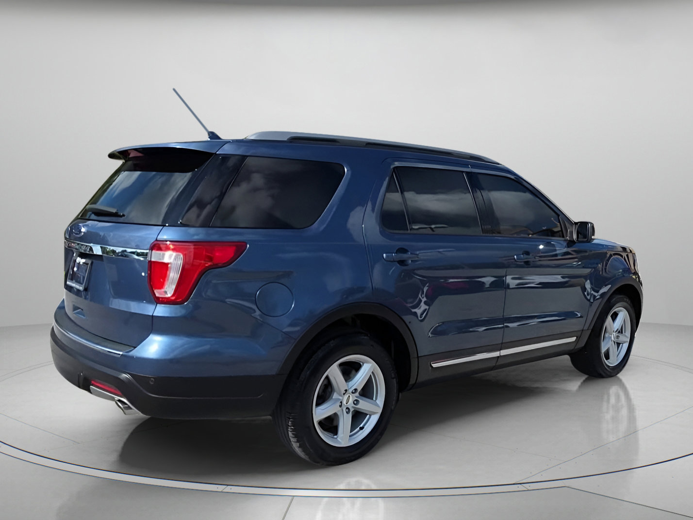 Certified 2018 Ford Explorer XLT w/ Equipment Group 202A image 29