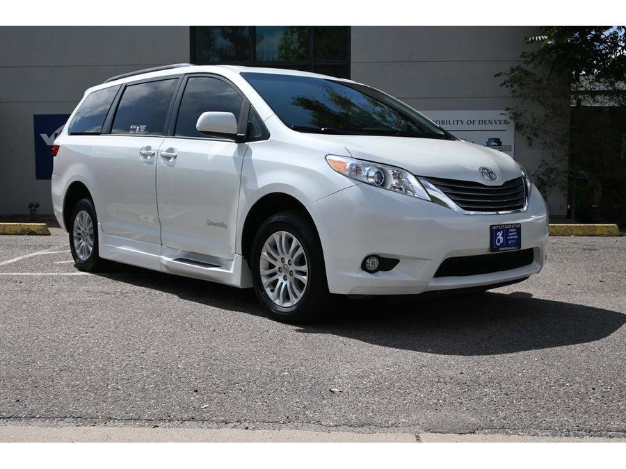 Used 2017 Toyota Sienna XLE Premium image 3