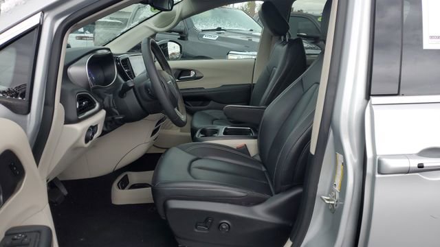 Certified 2024 Chrysler Pacifica Touring-L image 5
