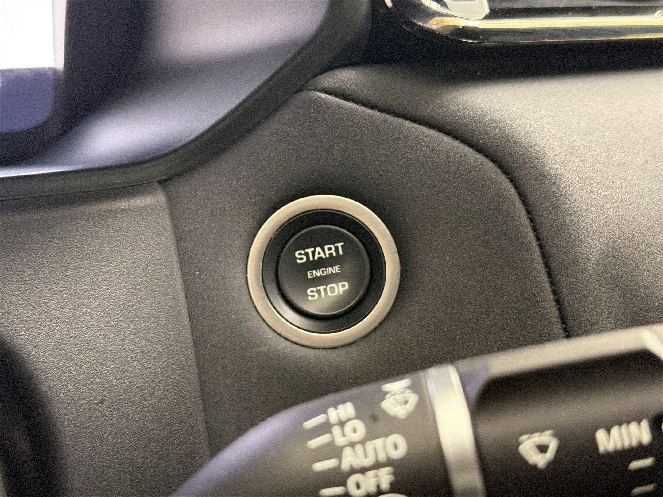 Certified 2025 Land Rover Range Rover Velar Dynamic SE AWD/4WD image 24