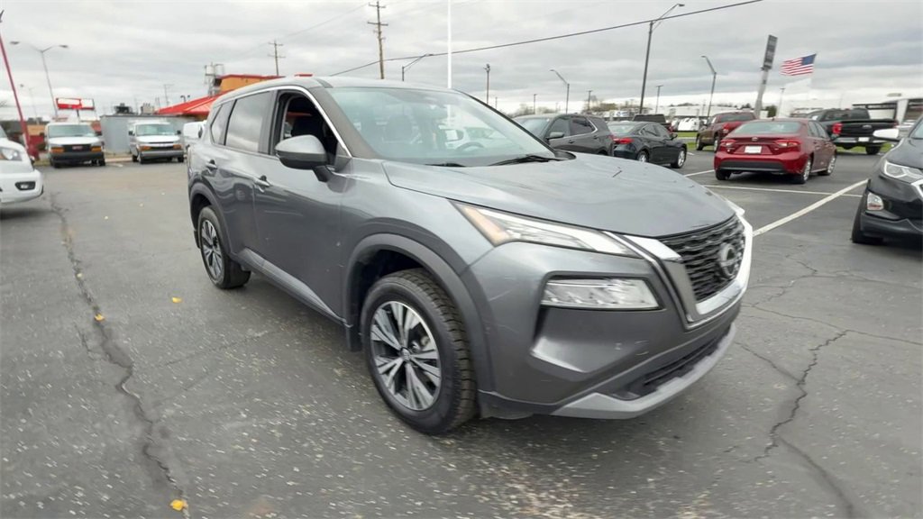 Used 2022 Nissan Rogue SV image 2