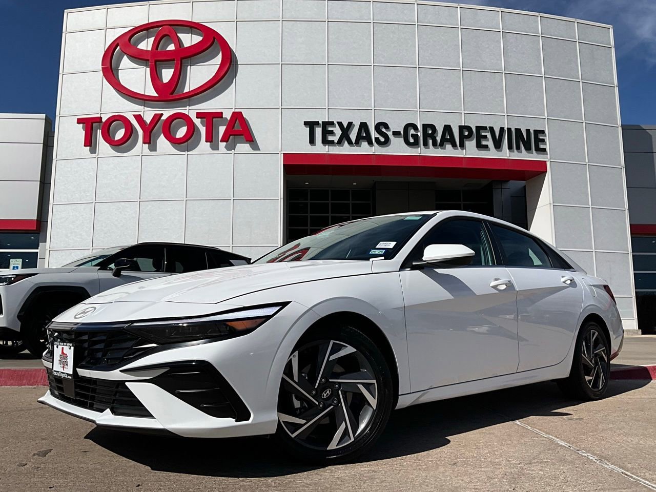 Used 2025 Hyundai Elantra SEL image 2