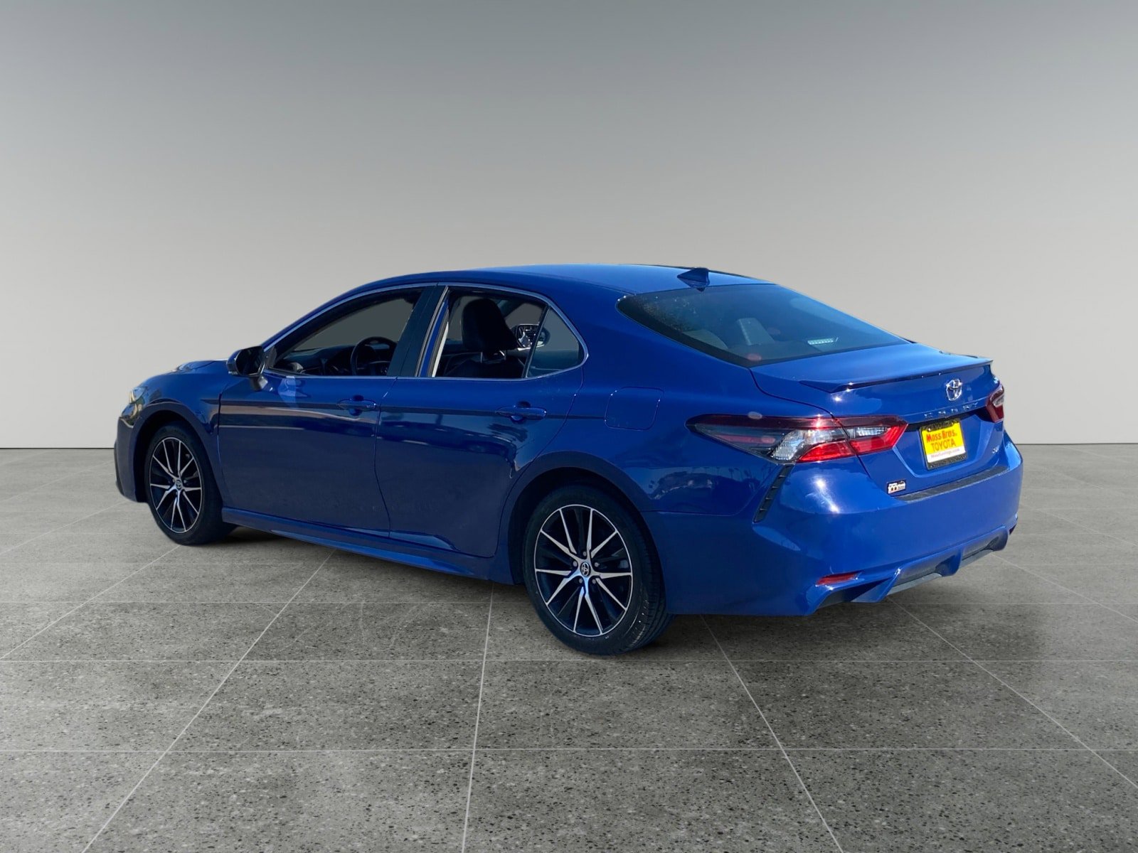 Used 2024 Toyota Camry SE FWD image 3