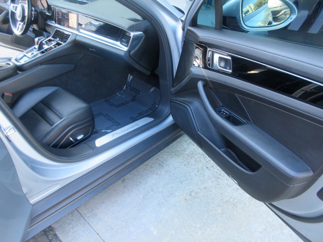 Used 2019 Porsche Panamera RWD image 23