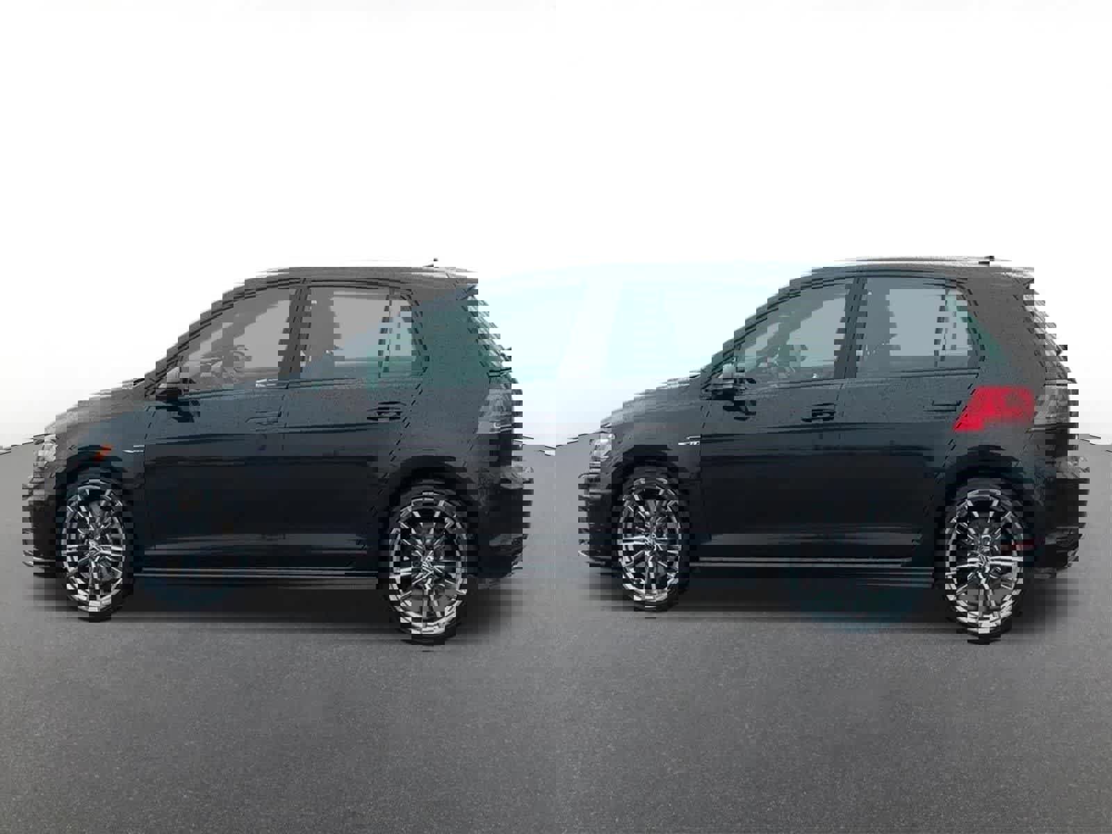 Used 2017 Volkswagen Golf R 4-Door image 3