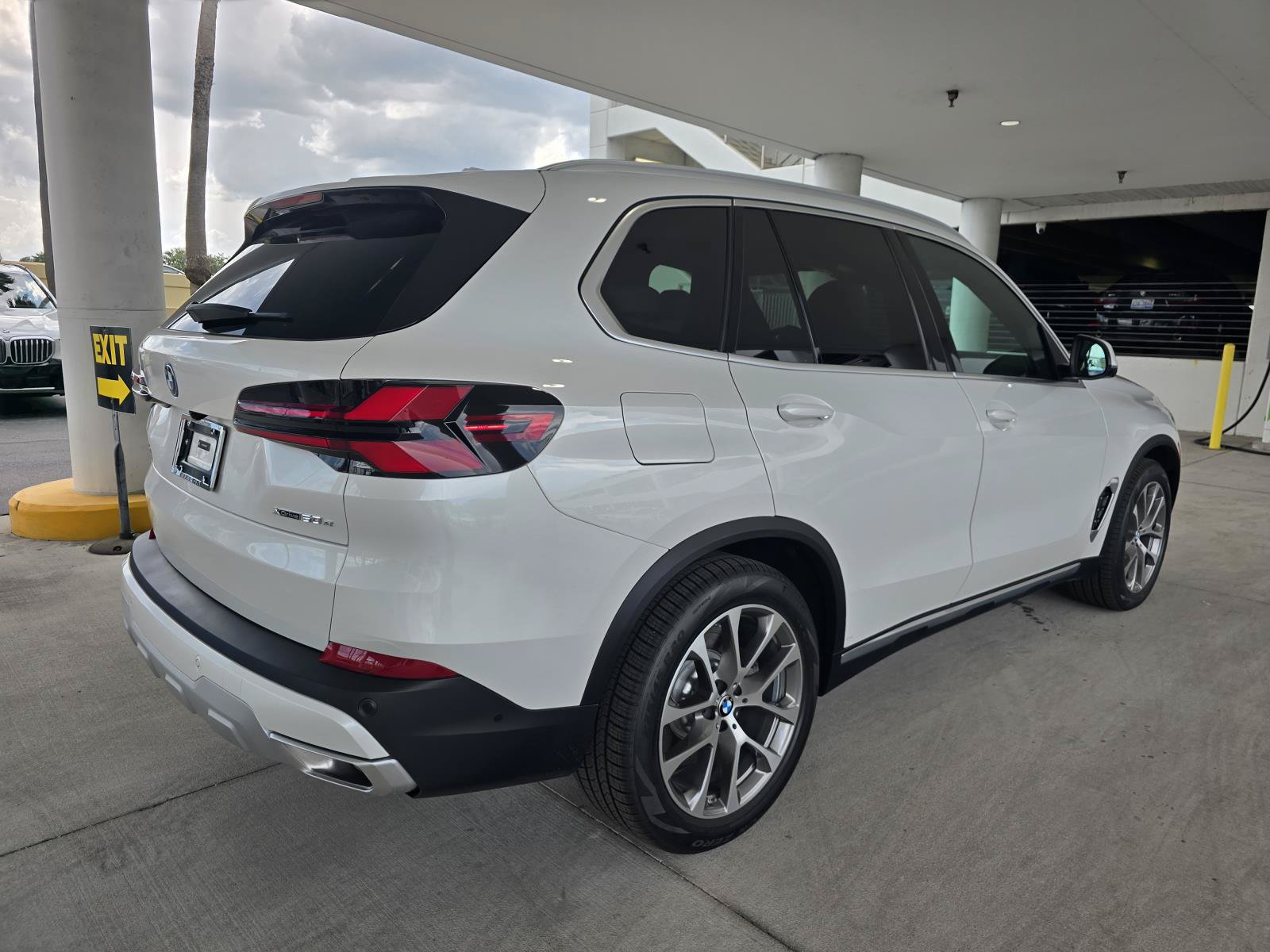 New 2026 BMW X5 xDrive50e w/ Premium Package AWD/4WD image 25