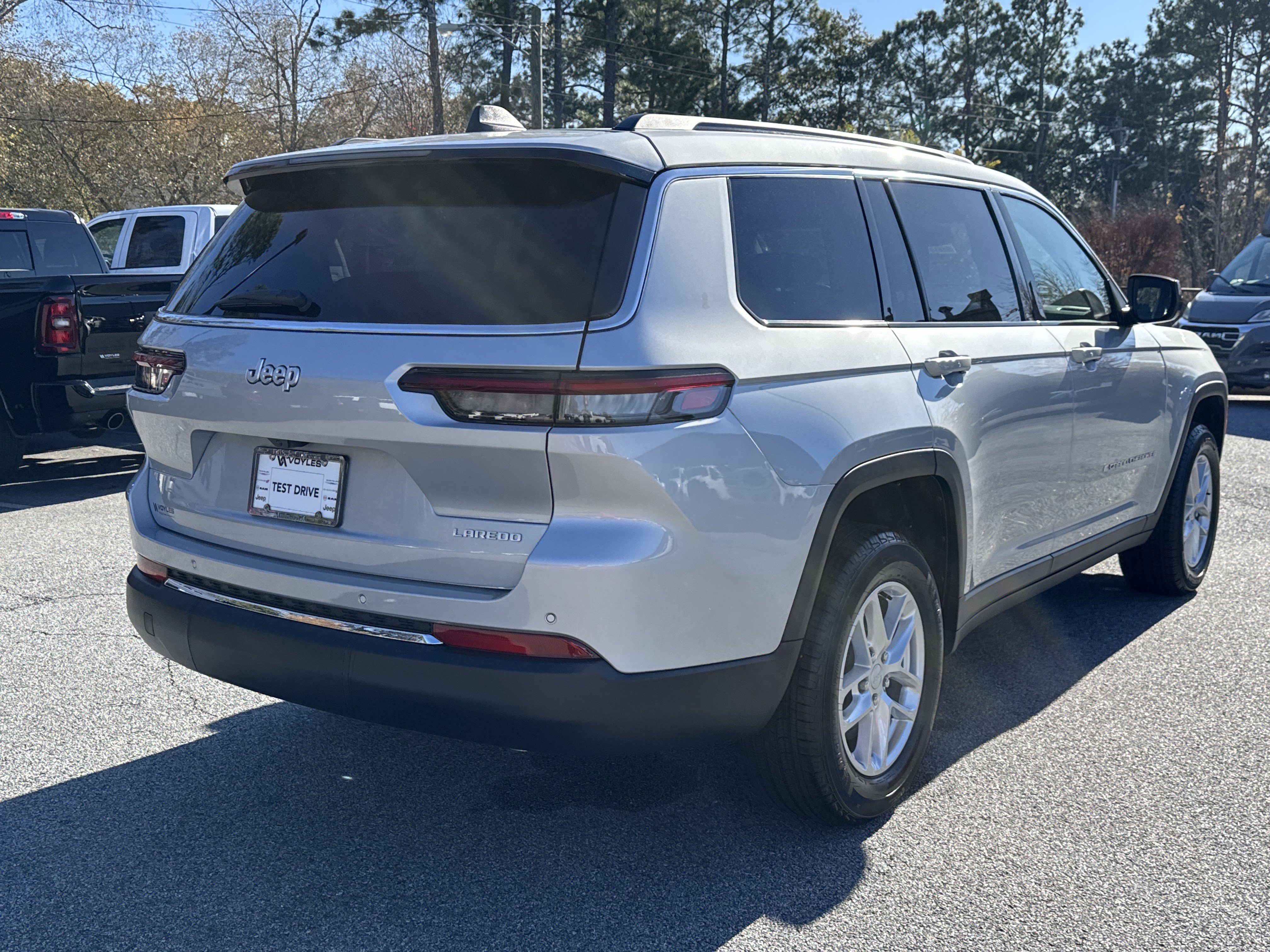 New 2025 Jeep Grand Cherokee L Laredo w/ Luxury Tech Group I image 8