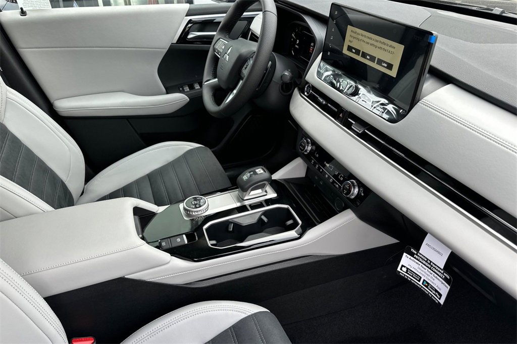 New 2025 Mitsubishi Outlander SE image 16