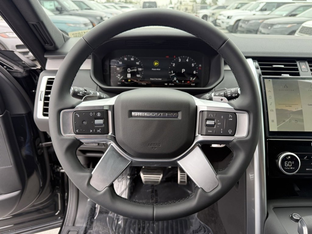 New 2025 Land Rover Discovery Dynamic SE image 14