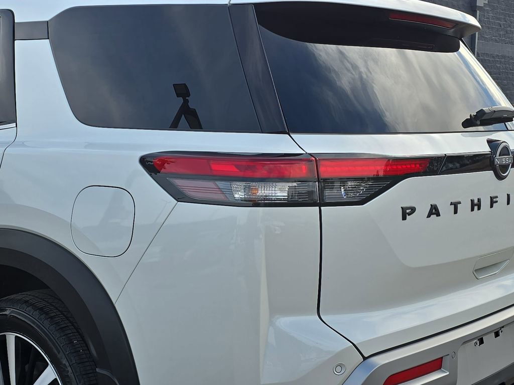 Used 2024 Nissan Pathfinder Platinum w/ Black Appearance Package image 39