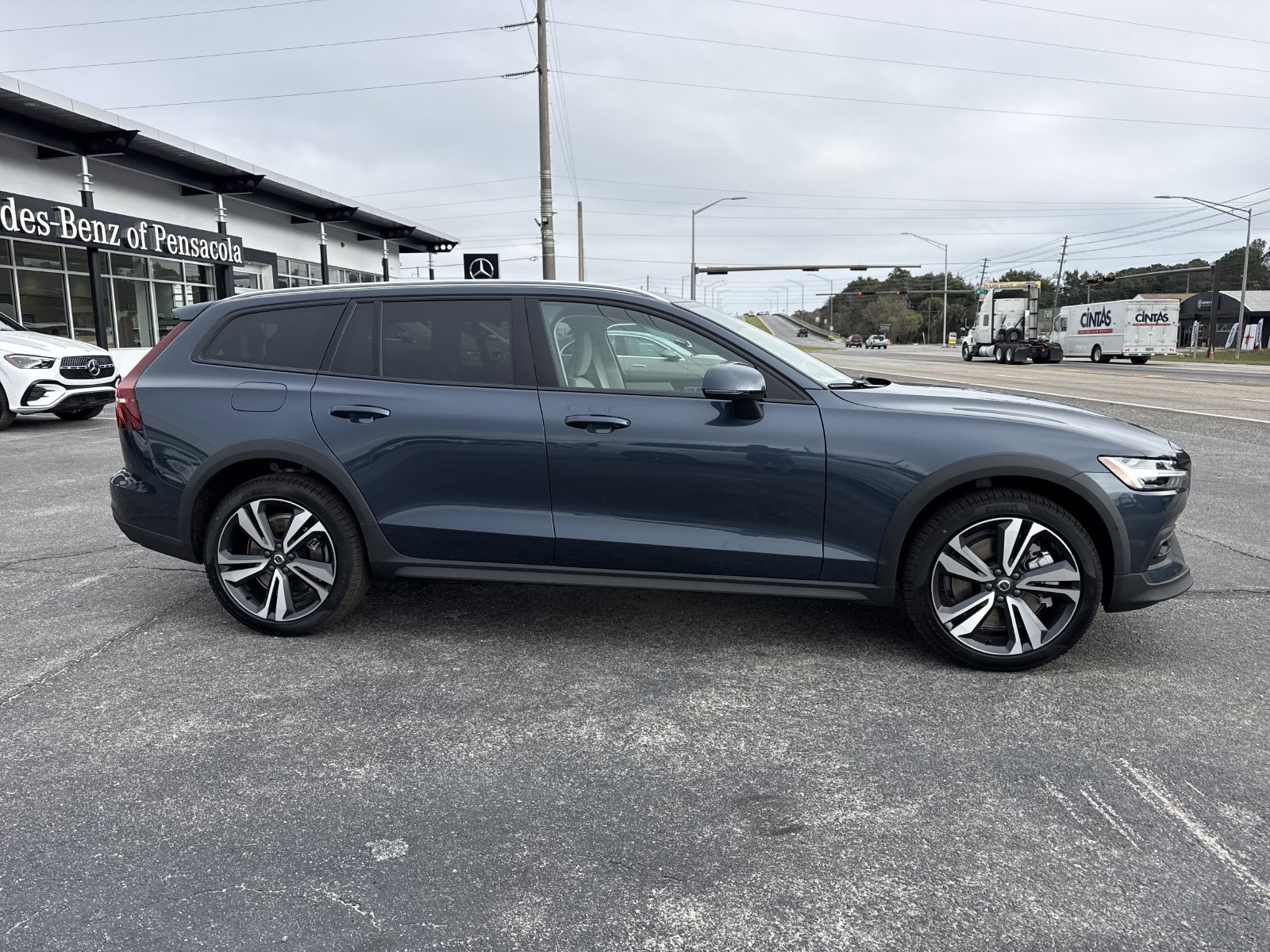 New 2026 Volvo V60 B5 Cross Country Plus w/ Protection Package Premier AWD/4WD image 6