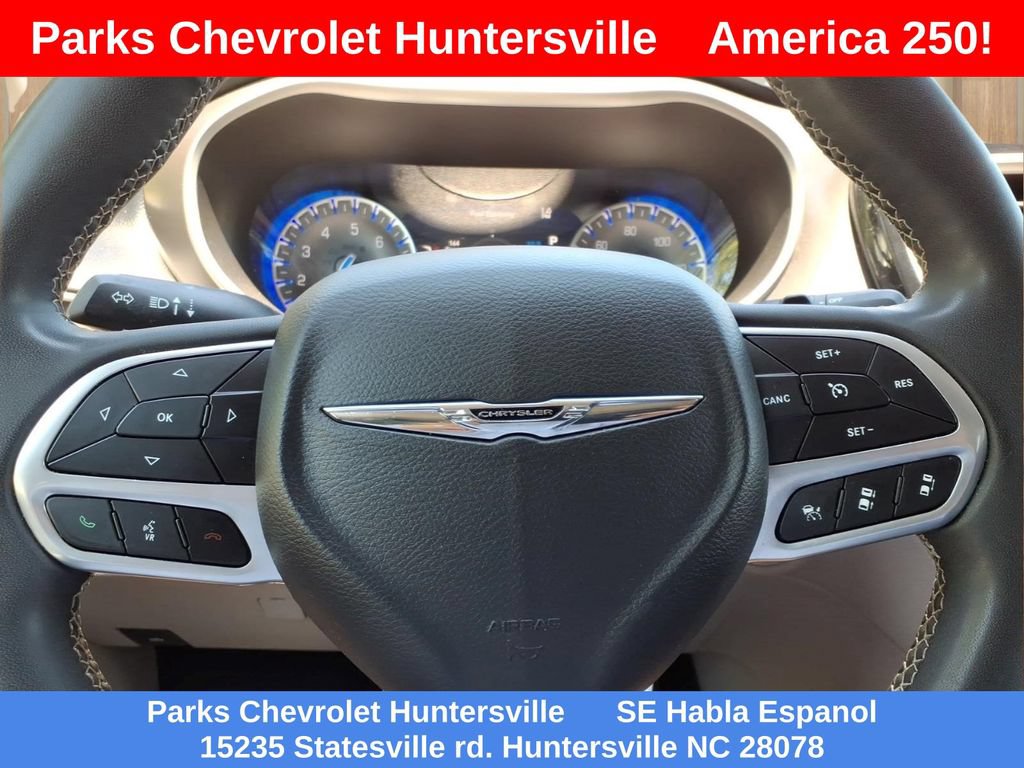 Used 2023 Chrysler Pacifica Touring-L FWD image 12