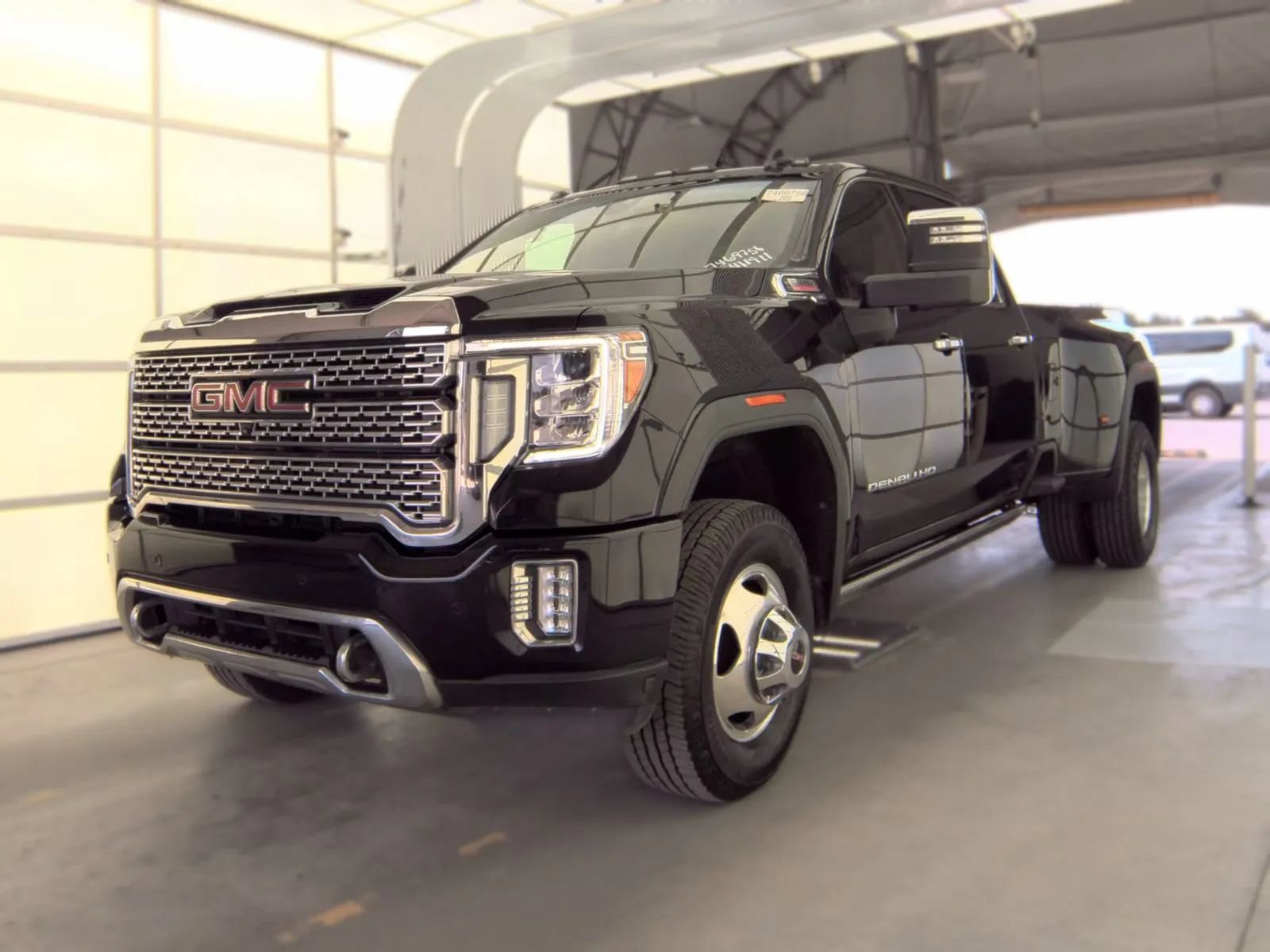 Used 2022 GMC Sierra 3500 Denali AWD/4WD image 3