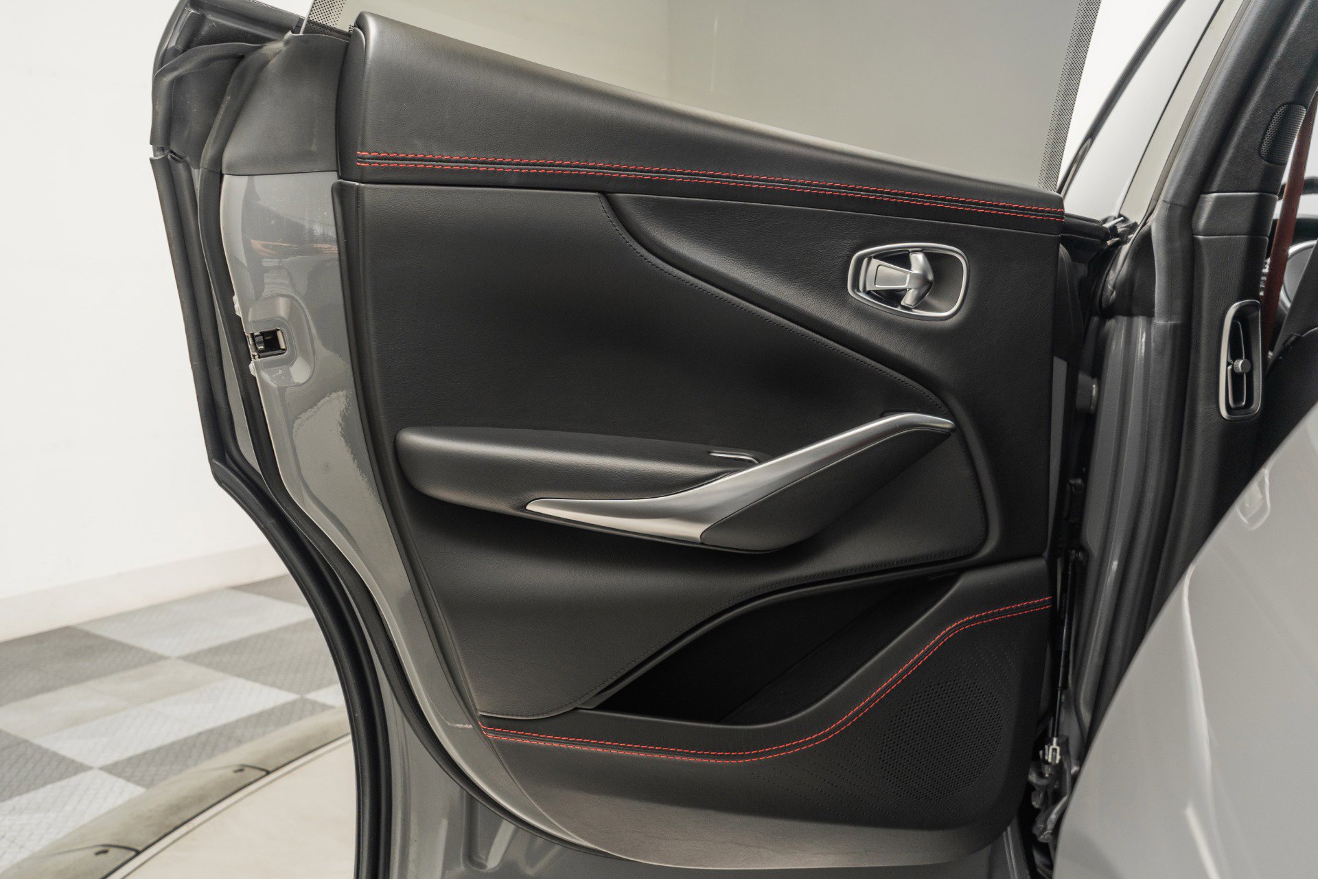 Used 2021 Aston Martin DBX image 40