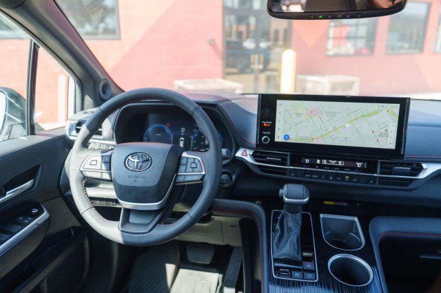 Used 2025 Toyota Sienna XSE w/ XSE Plus Package image 14