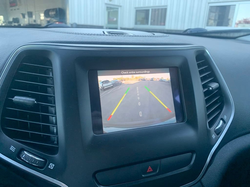 Used 2019 Jeep Cherokee Latitude w/ Popular Appearance Group AWD/4WD image 18
