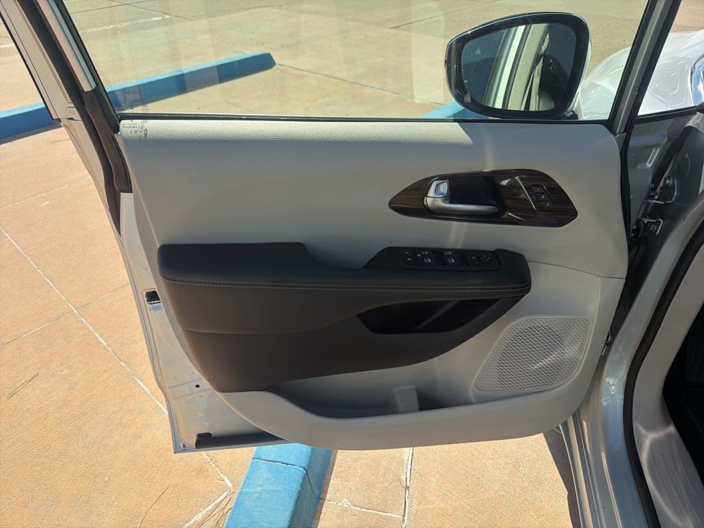 Used 2024 Chrysler Pacifica Limited image 6