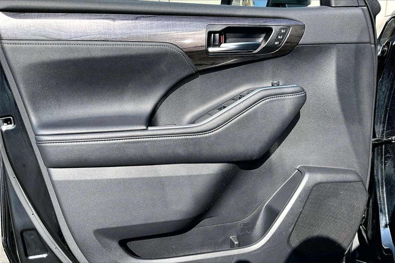 Used 2021 Toyota Highlander Platinum image 27