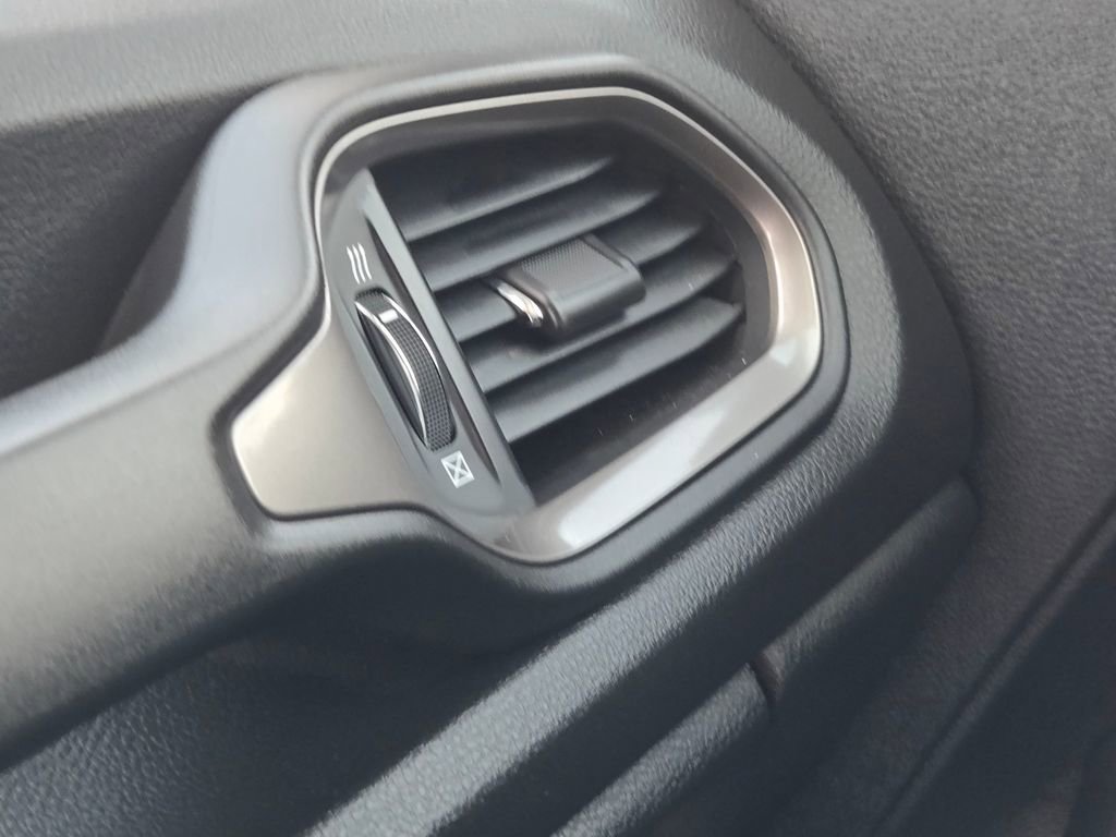 Certified 2023 Jeep Renegade Latitude image 26