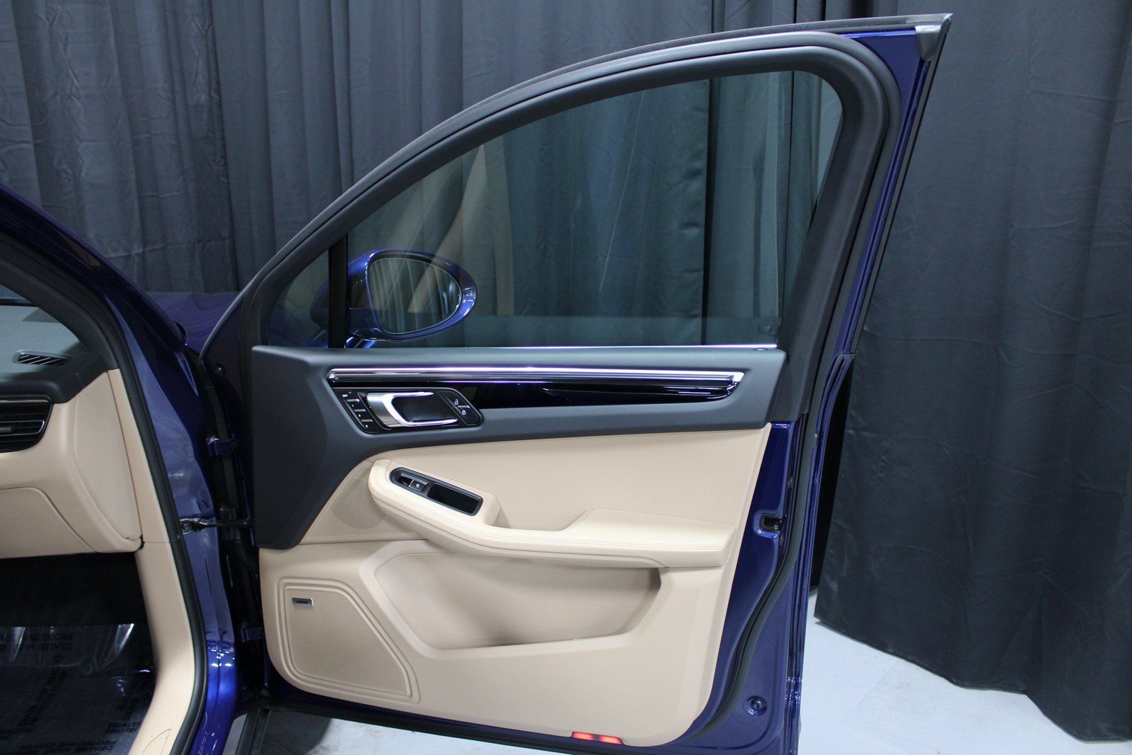 Certified 2025 Porsche Macan AWD/4WD image 17