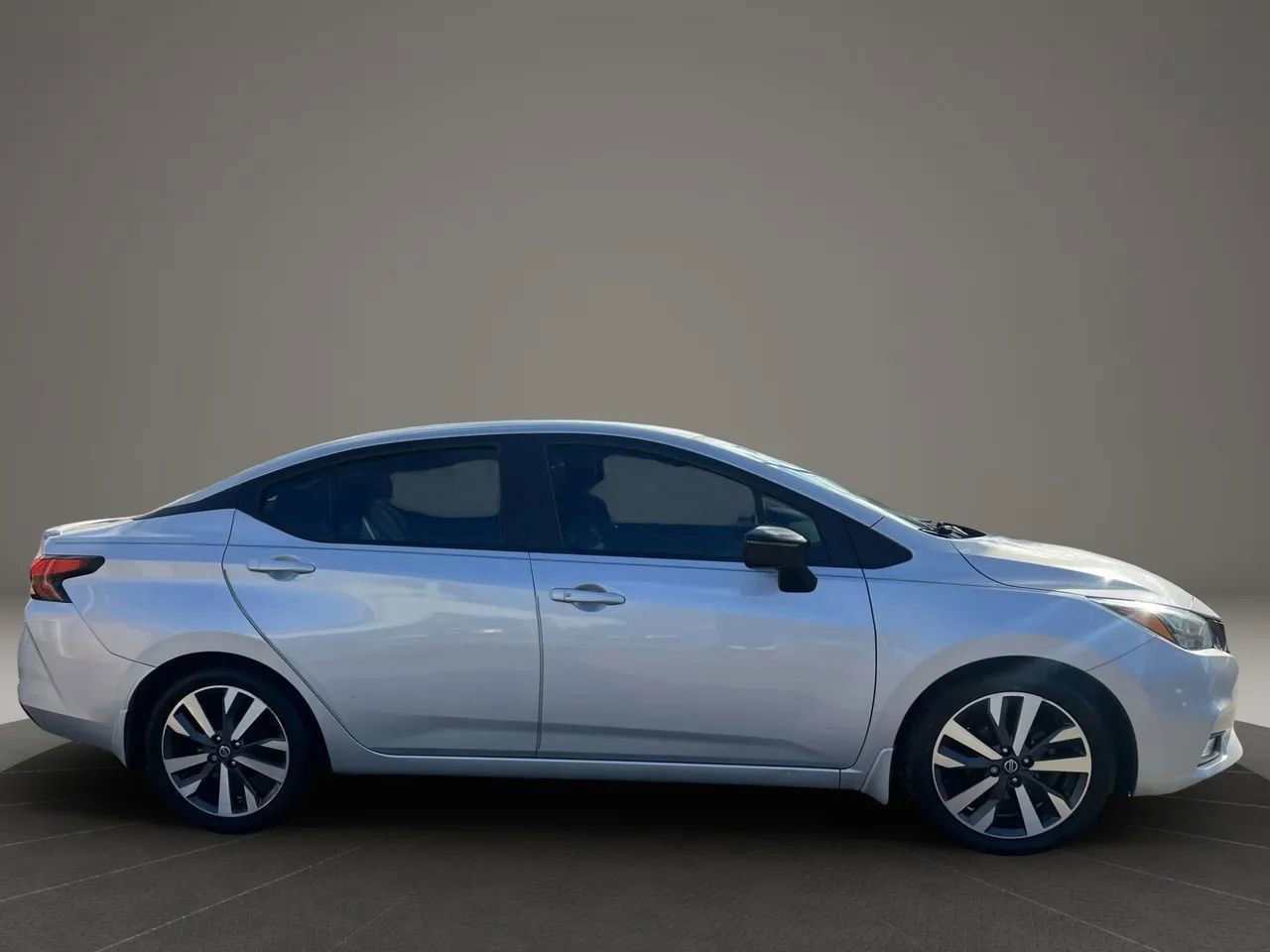 Used 2020 Nissan Versa SR image 4