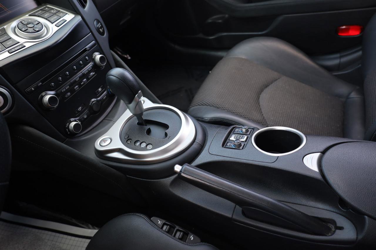 Used 2017 Nissan 370Z Touring RWD image 12