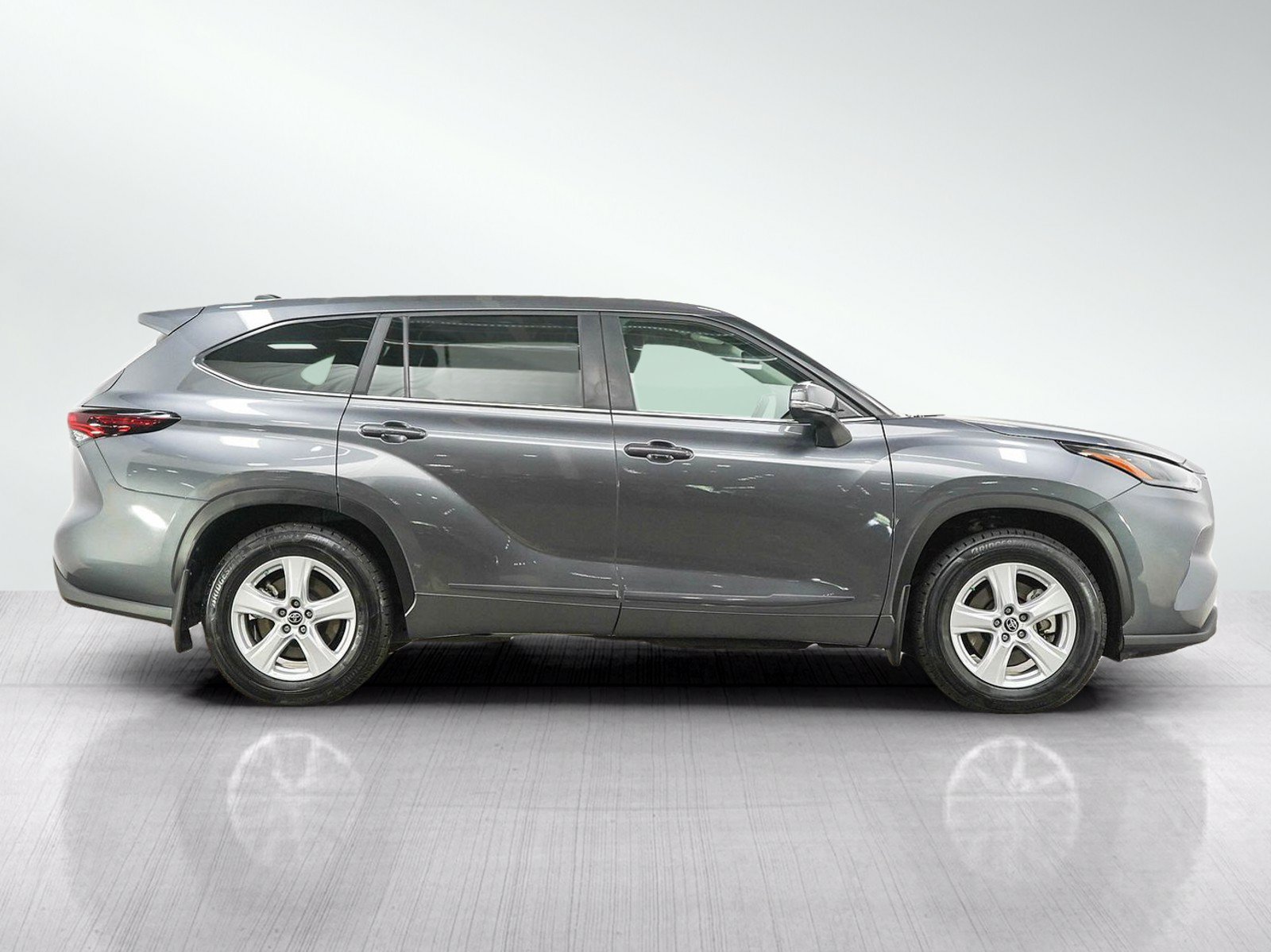 Used 2024 Toyota Highlander LE FWD image 6