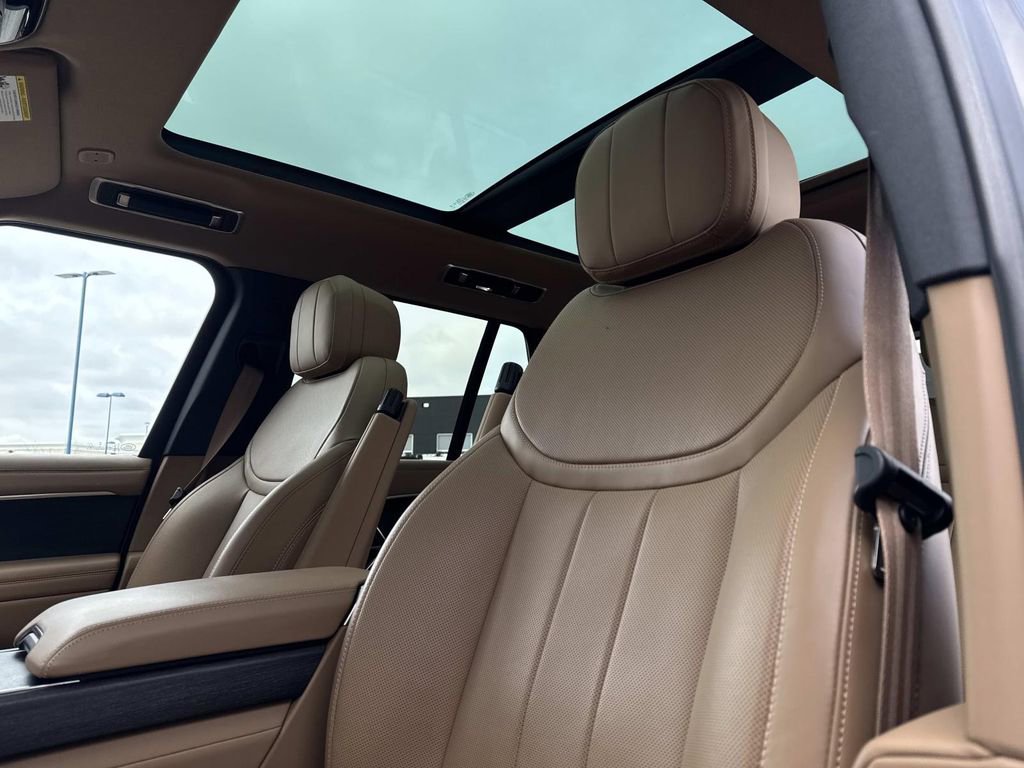 Certified 2025 Land Rover Range Rover SE image 20