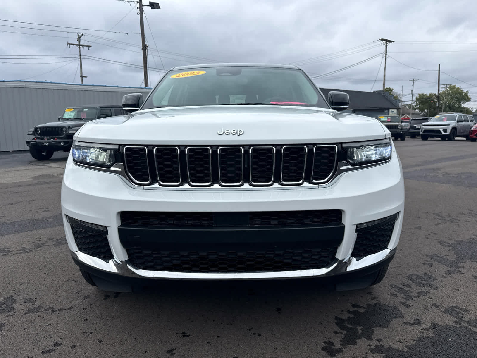 Used 2023 Jeep Grand Cherokee L Limited AWD/4WD image 2