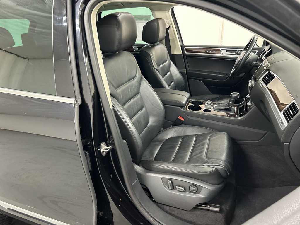 Used 2015 Volkswagen Touareg VR6 AWD/4WD image 24