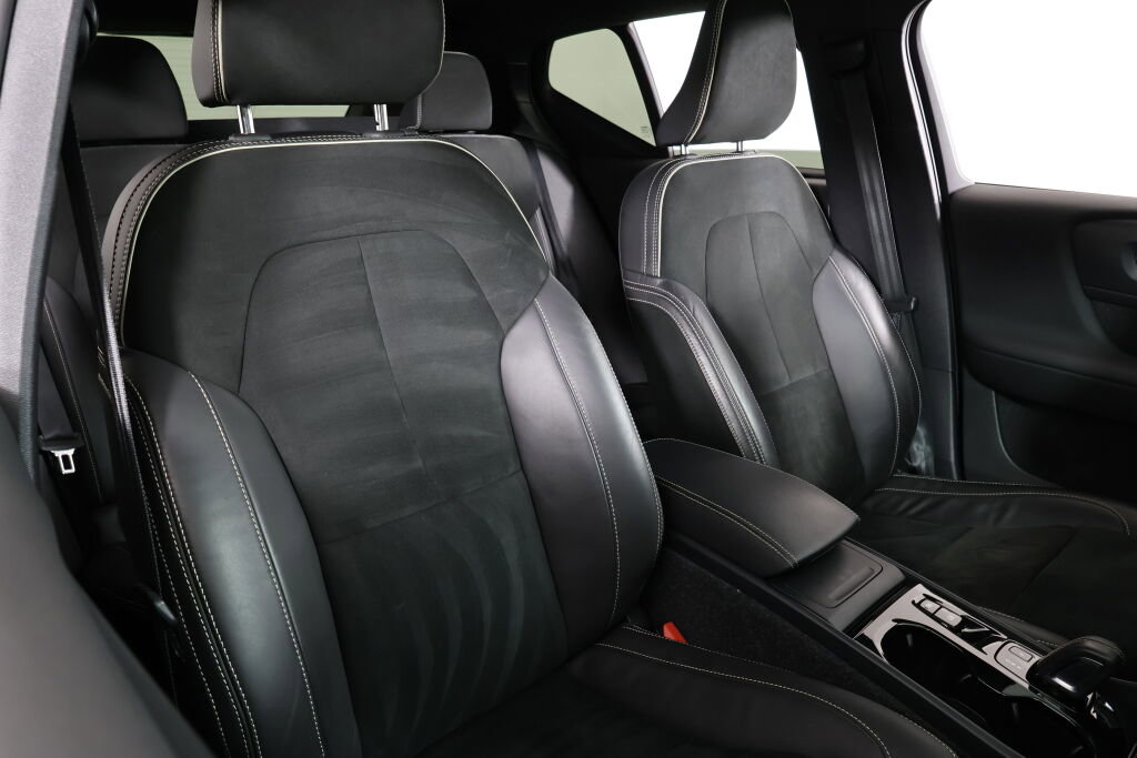 Used 2022 Volvo XC40 T5 R-Design image 25