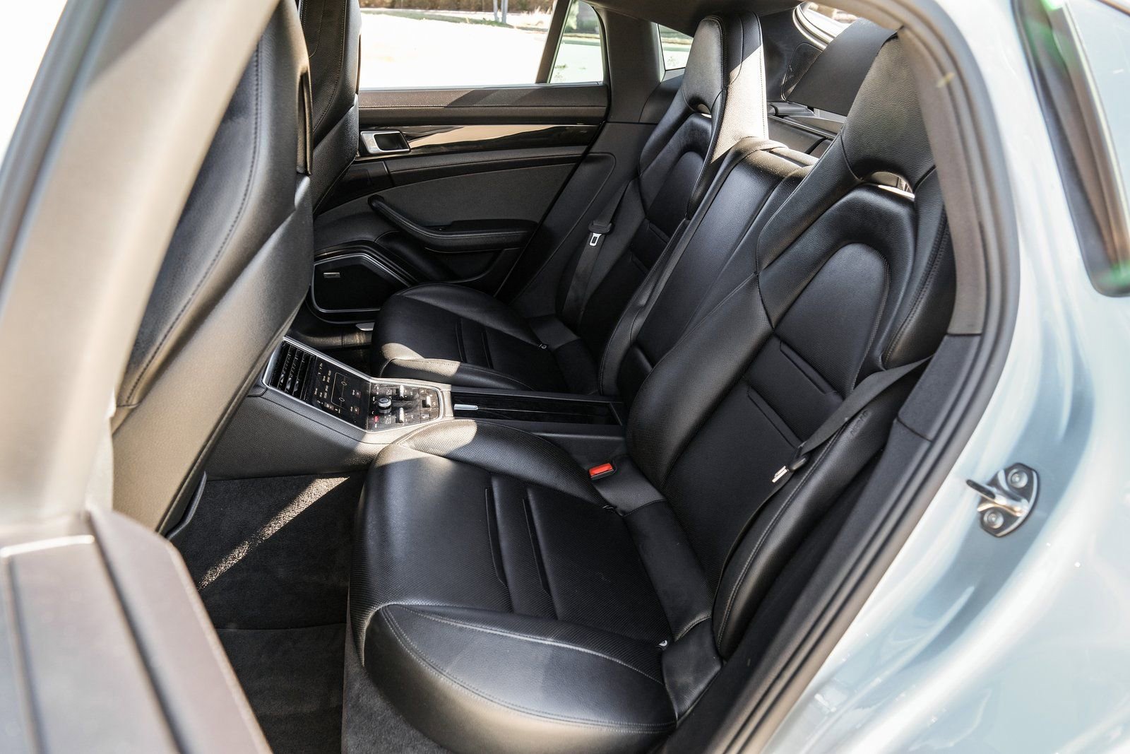 Used 2018 Porsche Panamera 4 AWD/4WD image 32