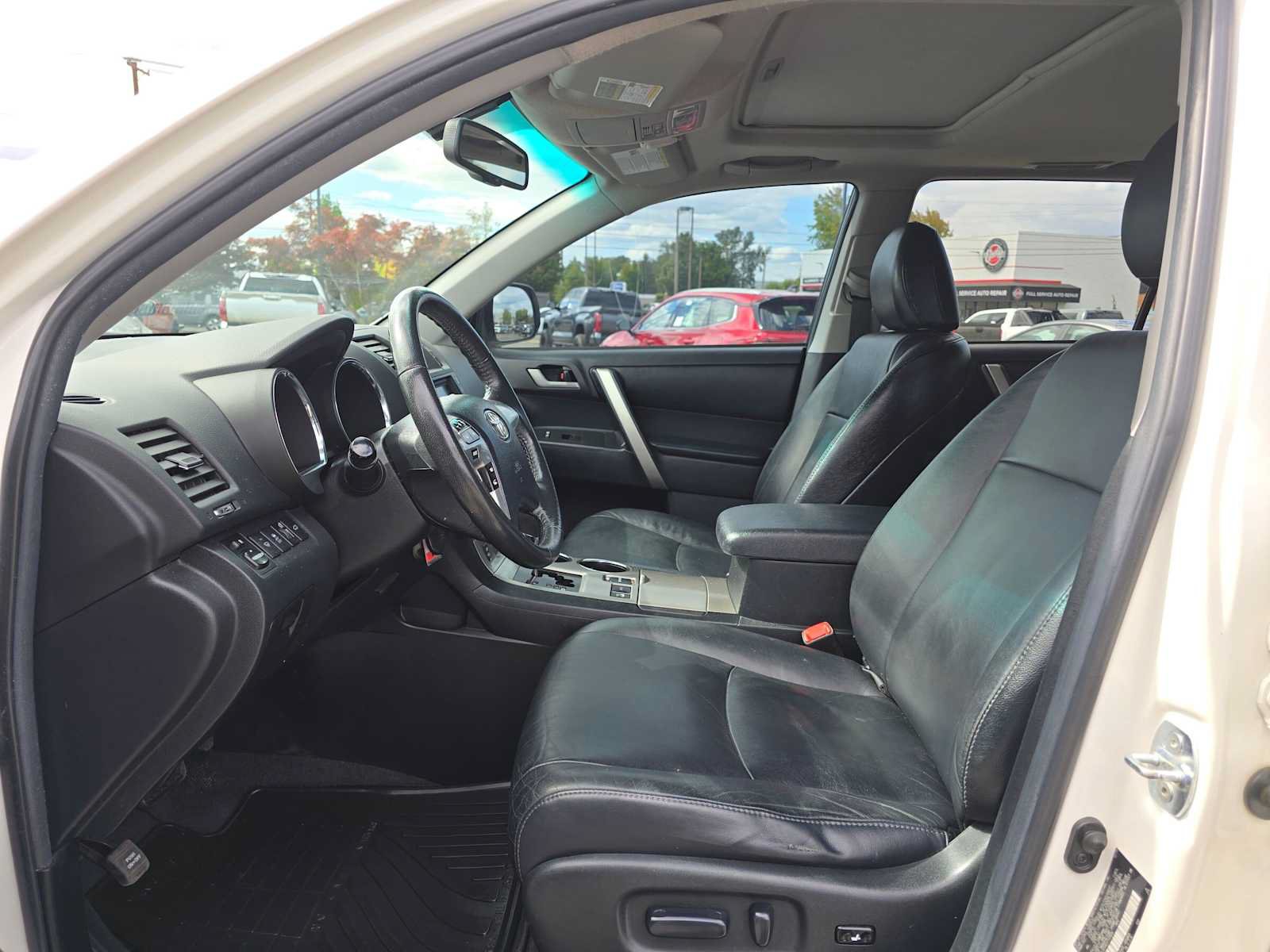 Used 2012 Toyota Highlander SE w/ Tow Pkg AWD/4WD image 21