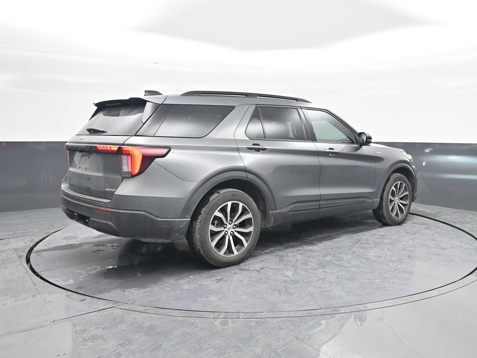 Used 2025 Ford Explorer ST-Line image 8